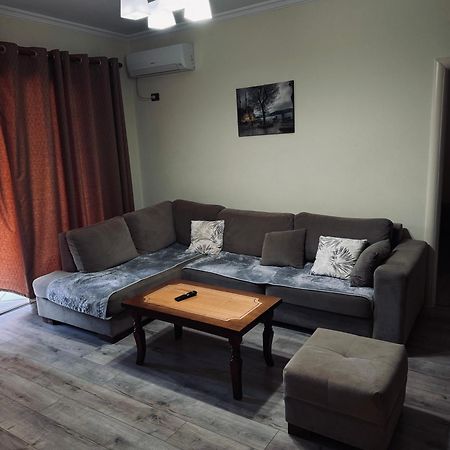 Family Apartments Sarandë Esterno foto