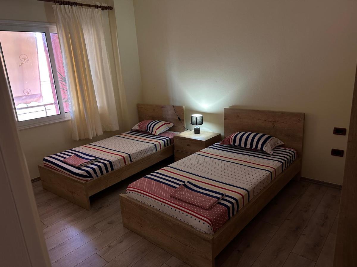 Family Apartments Sarandë Esterno foto
