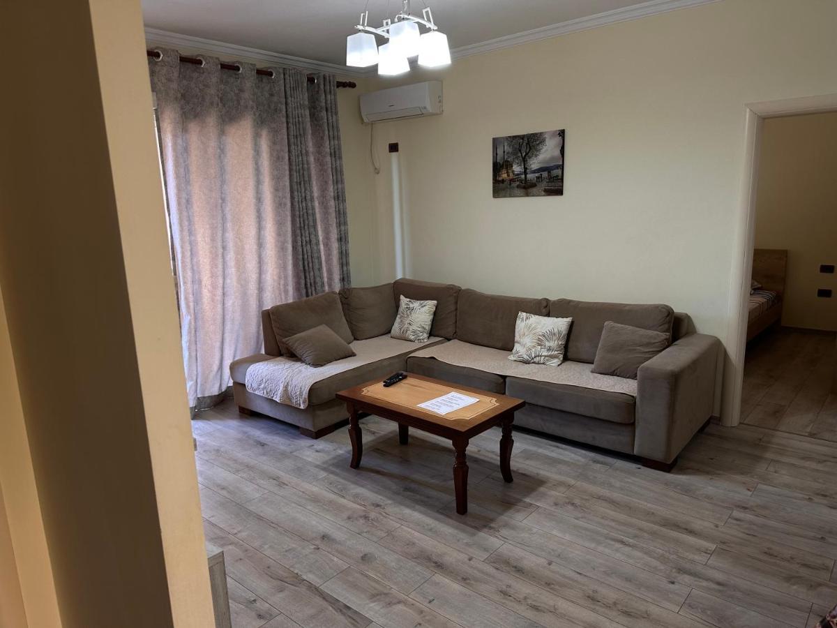 Family Apartments Sarandë Esterno foto